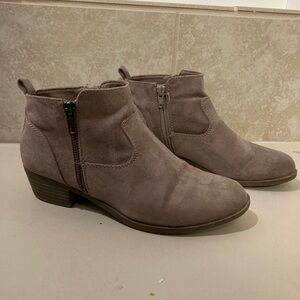 Arizona Jean Company Womens Gray Ankle Booties